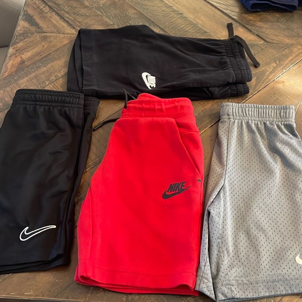 Nike boys short set of 4 Preloved Small (6)